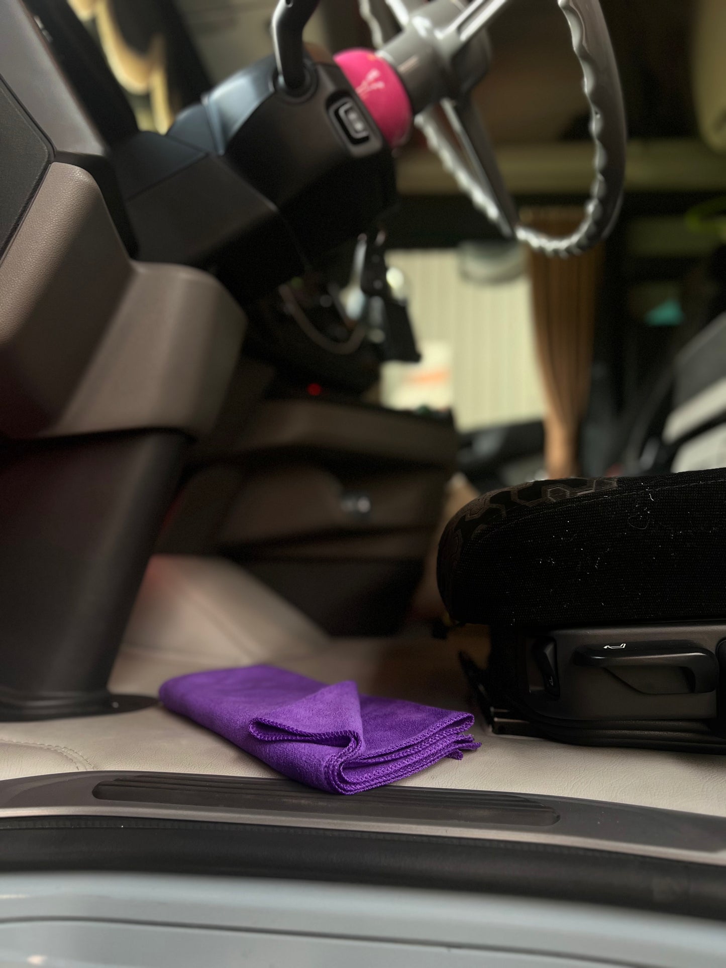 Pack Douche : Une serviette microfibre - Une trousse de toilette suspendue - Deux crochets offerts