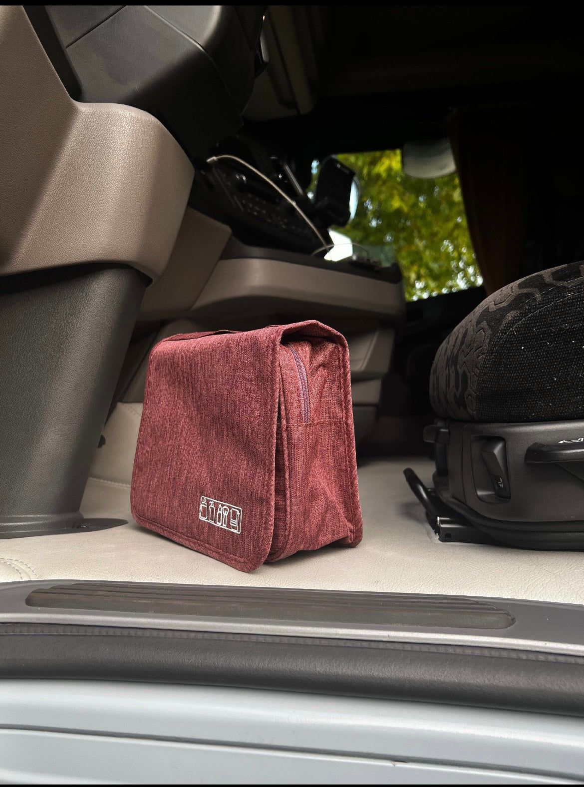 Pack Douche : Une serviette microfibre - Une trousse de toilette suspendue - Deux crochets offerts