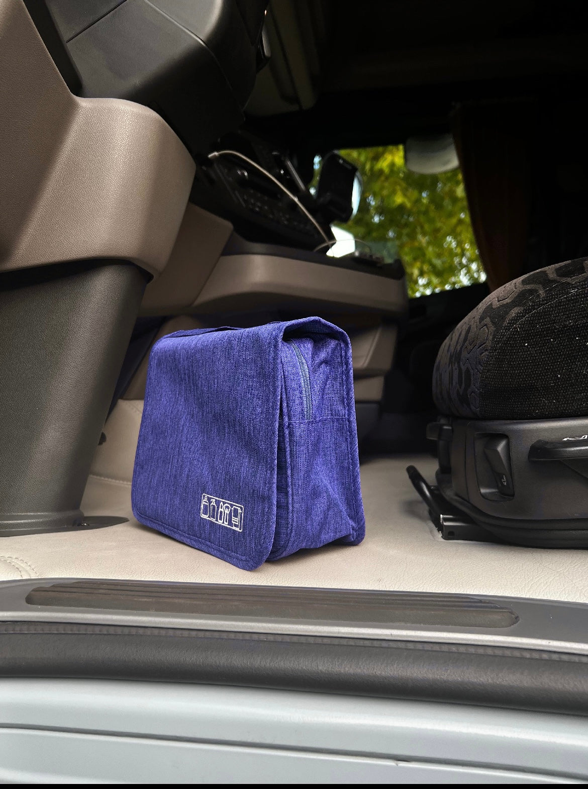 Pack Douche : Une serviette microfibre - Une trousse de toilette suspendue - Deux crochets offerts