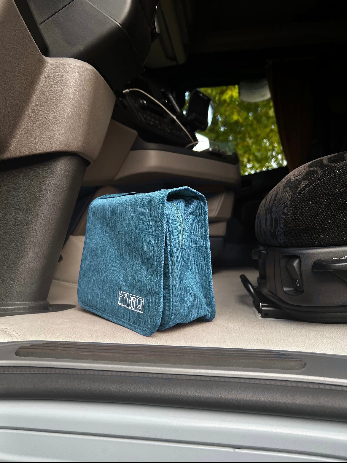 Pack Douche : Une serviette microfibre - Une trousse de toilette suspendue - Deux crochets offerts