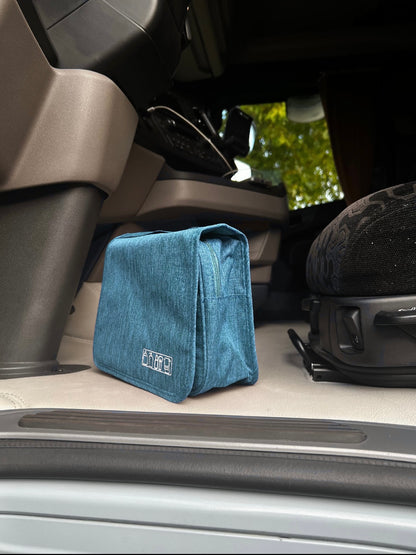 Pack Douche : Une serviette microfibre - Une trousse de toilette suspendue - Deux crochets offerts