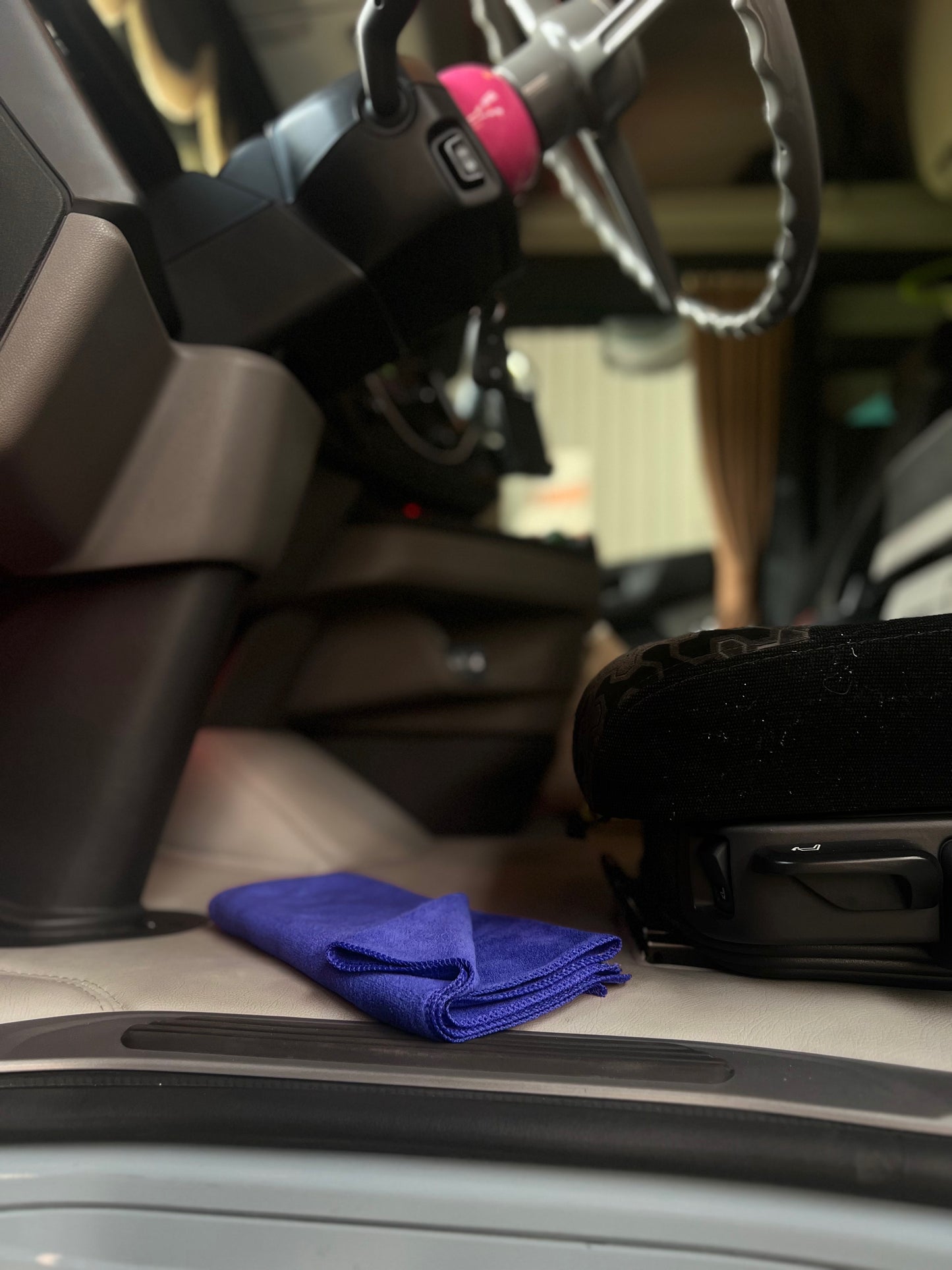 Pack Douche : Une serviette microfibre - Une trousse de toilette suspendue - Deux crochets offerts