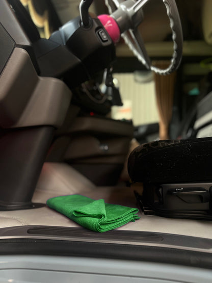 Pack Douche : Une serviette microfibre - Une trousse de toilette suspendue - Deux crochets offerts