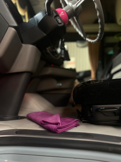 Pack Douche : Une serviette microfibre - Une trousse de toilette suspendue - Deux crochets offerts